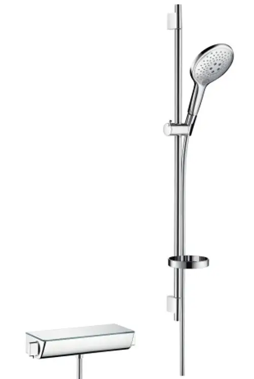 Chromfarbener Duschkopf mit Halterung und Schlauch, montiert an einer vertikalen Stange. Unter der Duschsteuerung befindet sich ein thermostatisches System von Hansgrohe.